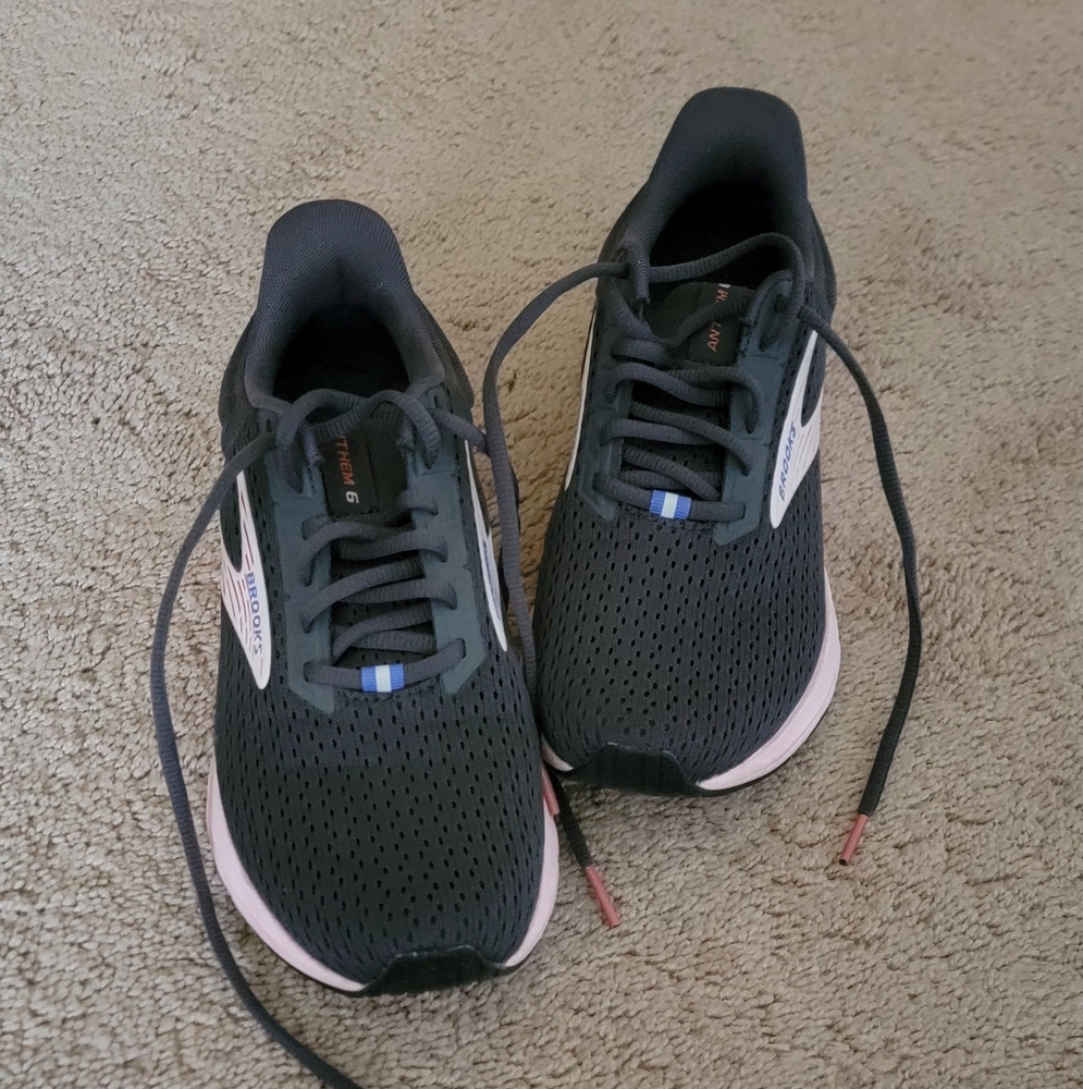 Woman's Brooks Anthem 6 Sneakers